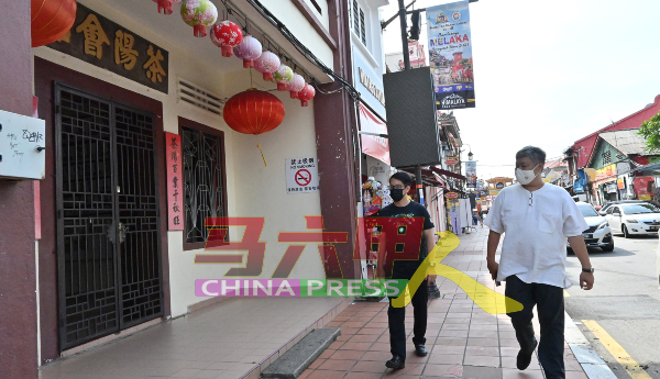 陈炜建（左）及蔡永泉走访鸡场街文化坊，了解疫情对老街带来的影响。