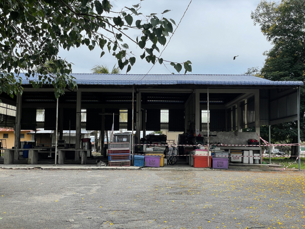 坐落马接翁武柏美新村的巴刹周五起暂停营业，以避免人潮集聚。
