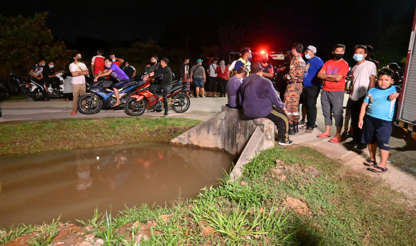 附近村民得知3名男童嬉水遇溺后，围观及等待搜寻消息。