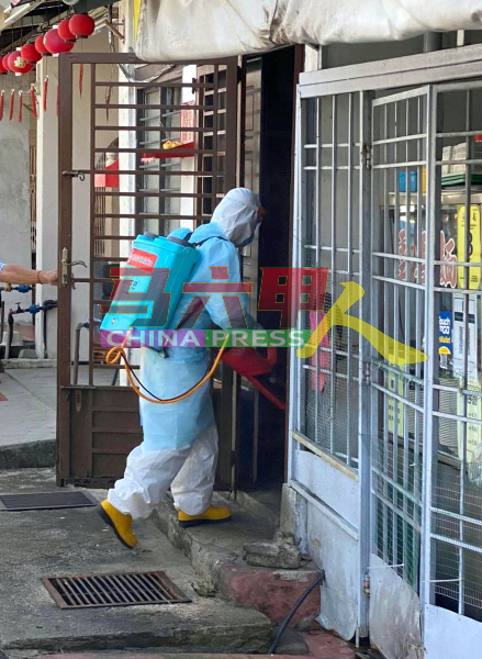 马六甲市区国会服务队员到场消毒。