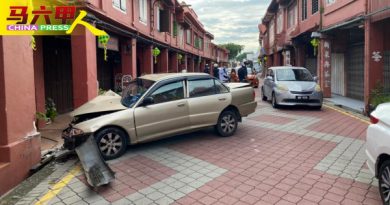 车撞红屋商店石柱  司机险咬断舌头