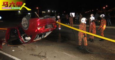 “横扫”路旁护栏  轿车轿车    2人伤