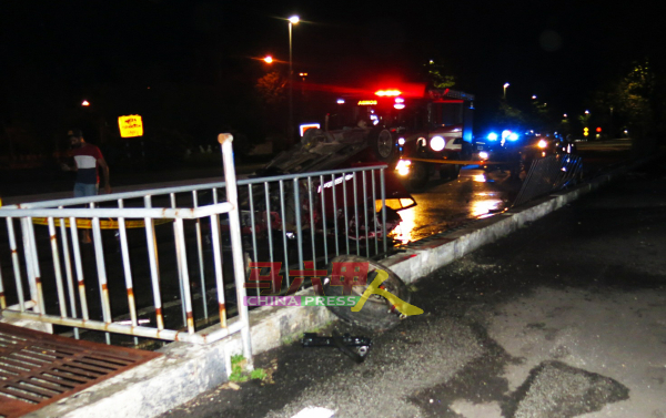 路旁护栏被肇祸轿车撞毁。