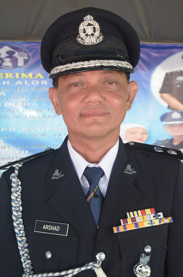 亚罗牙也警区主任阿尔萨阿布警监.