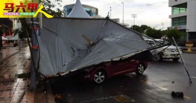 汉都亚路斋戒月市集  帐篷不堪风雨  倒下砸车