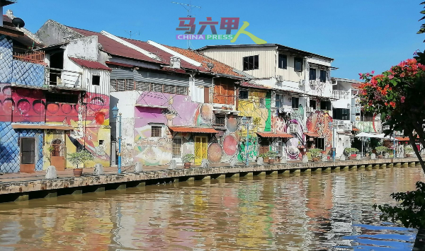 马六甲河的两岸有不少美丽的壁画，当局应定期进行保养工作，壁画才可以完好的保存。