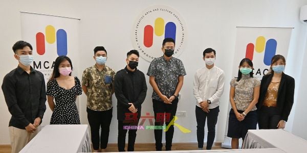 嘉宾为甲文创艺活动会所及才艺坊主持推介礼。左起是符气铭、蔡嘉钧、许家勋、王冠京、谢守钦、戴于飞、戴于冰及文卉晴。