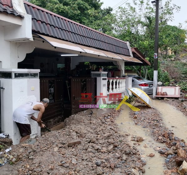 慕查化沙花园发生土崩，部分居民住家铁门无法开启，必须清掉泥浆。