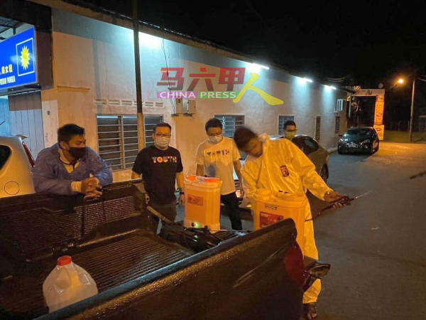 10名参与马接峇鲁新村消毒工作的马华志工团和马青团员，检验报告呈阴，也已自我隔离。（照片取自面子书）