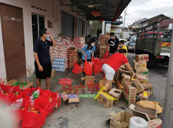 大部分村民被迫居家隔离，一些村民协助包装物资。