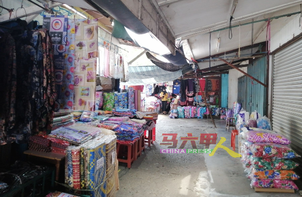 甘榜爪哇售卖成衣、布料的老店，也受疫情冲击，顾客减少。