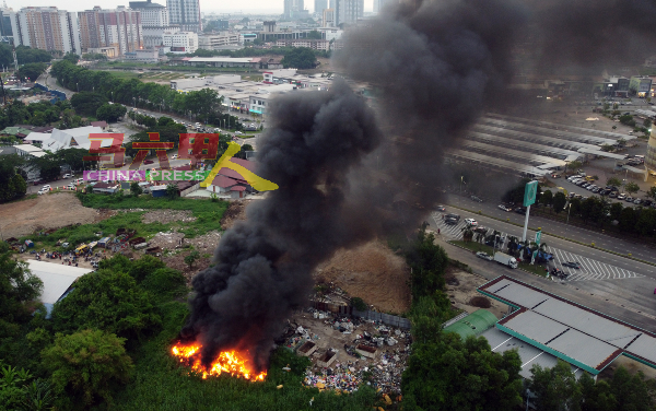 ■《中国报》高级摄影记者陈春汉使用无人机，从高空拍下大火发出骇人浓烟情况。