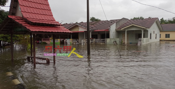 南眉乌达玛花园靠近马石油油站旁住宅区，淹水情况严重。