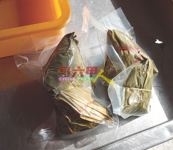 陈桂莲今年推出真空包装粽子，保存期更长。