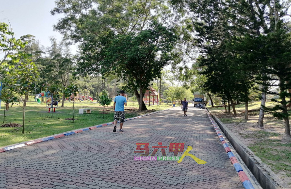 武吉士灵烈公园是许多民众来运动及休闲的地方，走道的安全受关注。