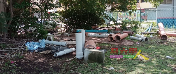■不负责任把建筑废料丢弃在草场的一隅，破坏环境卫生及市容。