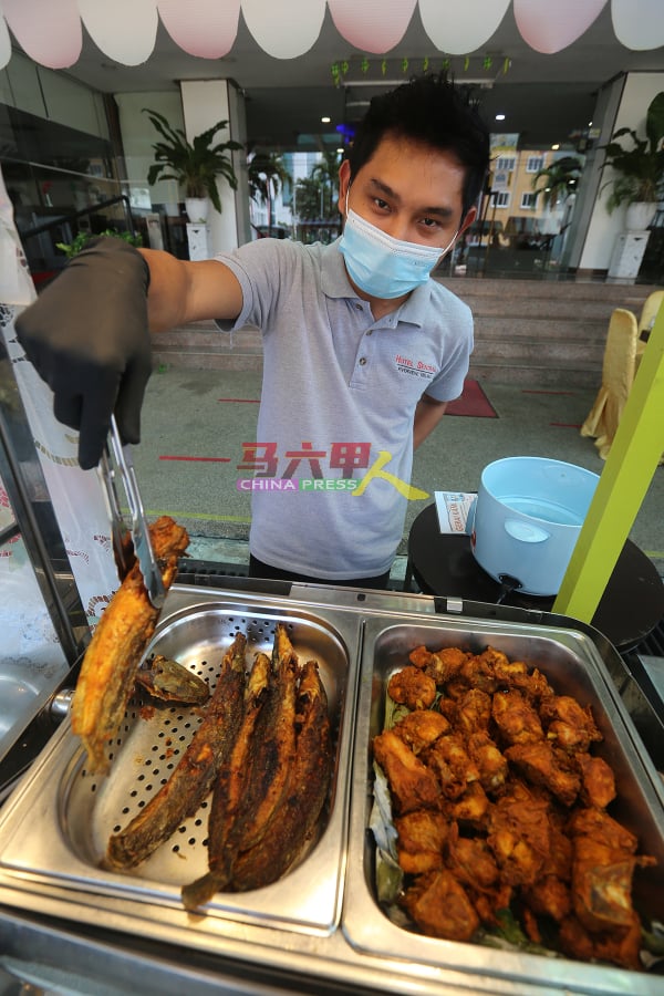 ■仙特拉酒店的其中一套餐仅4令吉，附有一整条鱼或鸡肉块，价格实惠。