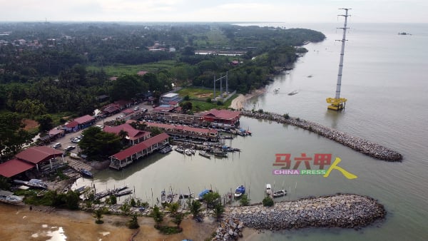 淳朴的西令海滩渔港，为甲州别具特色的港湾，附近也有五屿岛电力发电站。