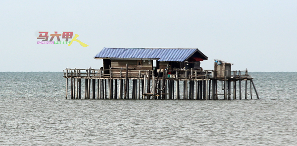 西令海滩附近的海上，也有海上高脚屋，为当地渔民的生活与补给空间。