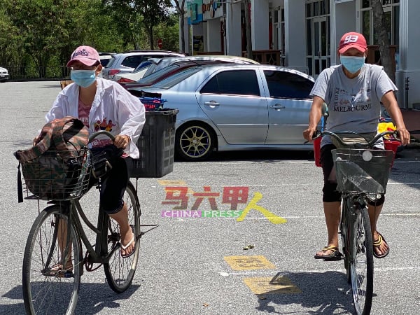 邱培栋希望民众多多支持售卖菜包和虾饼的母女档小贩。（图取自邱培栋面子书专页）