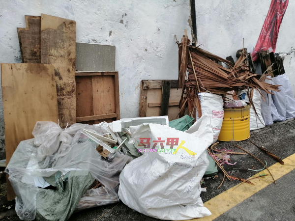 一袋袋的垃圾丢在沟盖上，破坏沟盖，也衍生卫生问题。