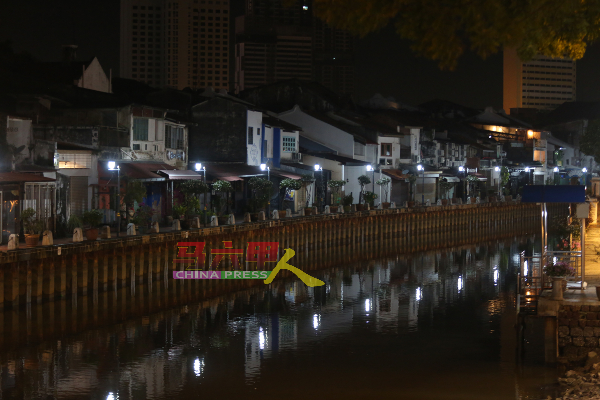 马六甲河美化灯熄灯后，甲河环境显得黯然失色。