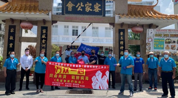 张民生（左5）移交物资予杨焕源（左7），由马华志工团代为发放予马接新村村民，林万锋（左6）见证。