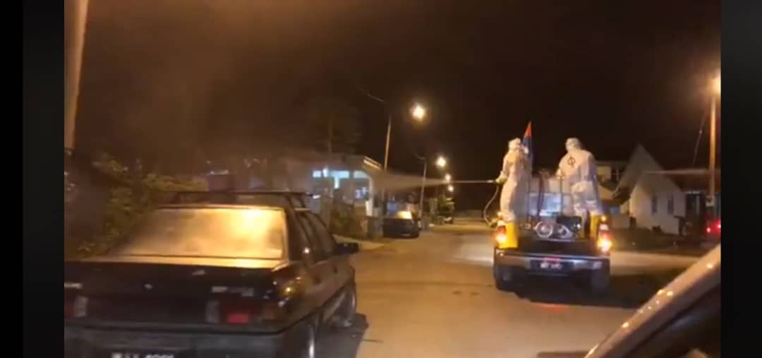 行动党格西当行动队出动，到马接峇鲁新村消毒。