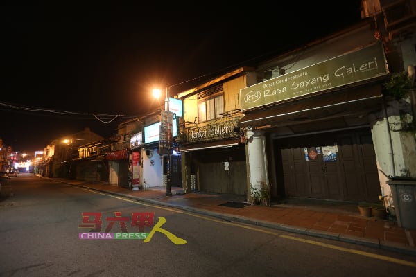 ■鸡场街夜市关闭，没有人潮的街道，当地商家在夜幕降临都打烊。