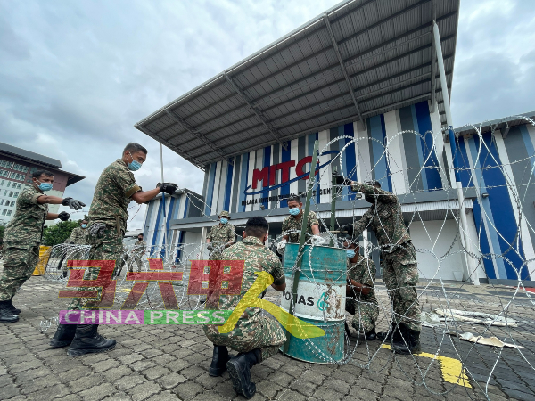 军方在马六甲国际贸易中心的低风险冠病治疗与隔离中心外，围上铁蒺藜以加强保安。