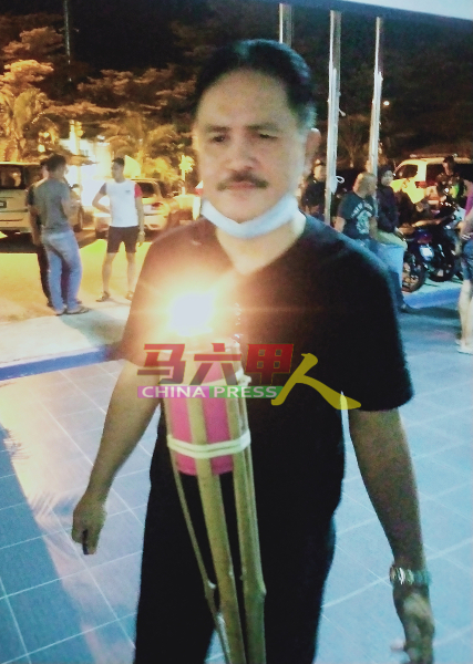 哈山峇斯里在完成取缔行动后，在警局外点燃传统土油灯。