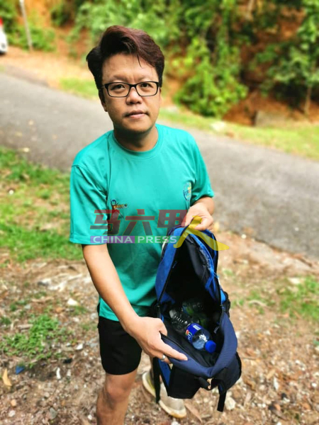 李春源：带着背包把自己喝完的塑料瓶带下山。