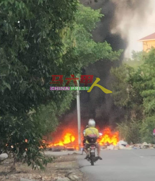 有人在武吉南眉工业区的路旁非法焚烧轮胎，现场冒出浓烟。（图取自面子书）