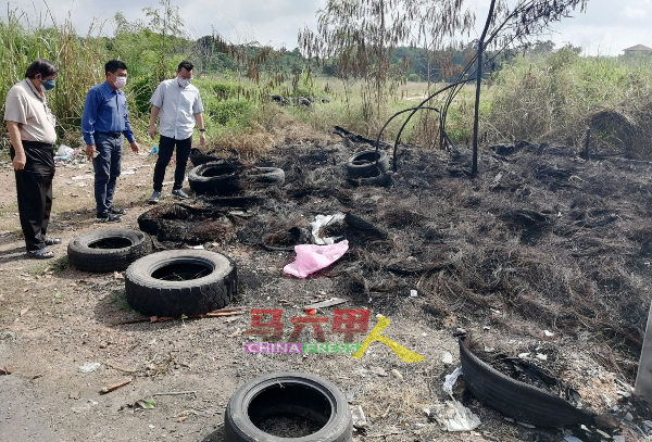 工业区路旁沦为焚烧废弃轮胎的地点，右起蔡求伟、林千宏及戴佛淞。