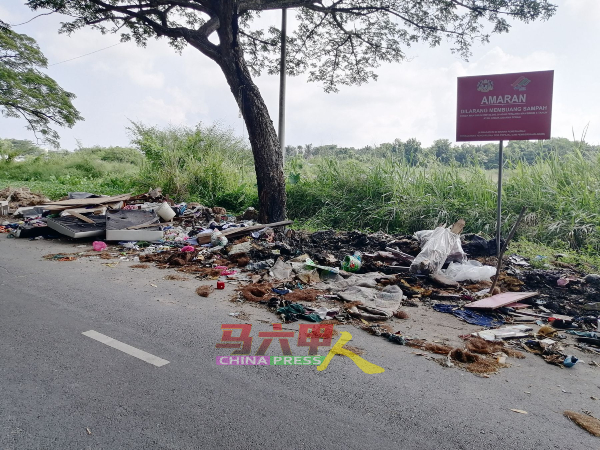 武吉南眉工业区其中一条道路，旁边的空地都是垃圾。