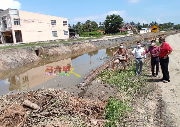 ■戴佛淞（右起）、林千宏、蔡求伟及李高对水利局已委托承包商清理河道，表示赞好。