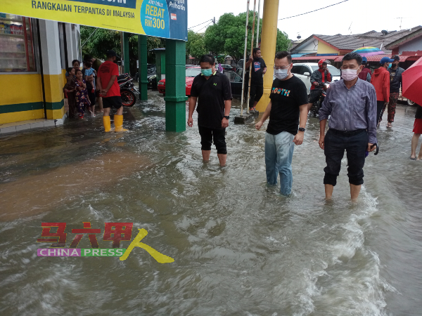 南眉乌达玛花园商店前路口水流快且急，非常危险，右起为林千宏、蔡求伟及林佑福。