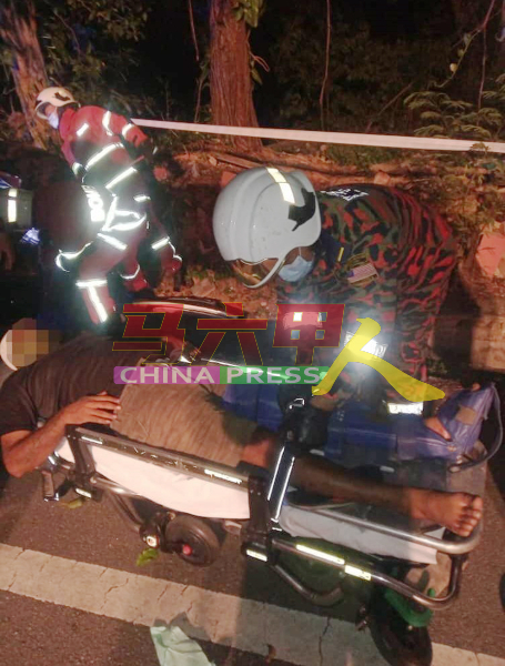 消拯员把受困在车内的印裔司机救出。
