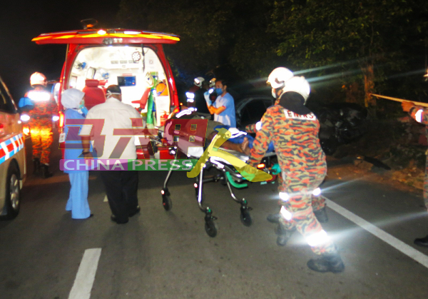 伤者被救出后，由消拯局救护车送往医院。