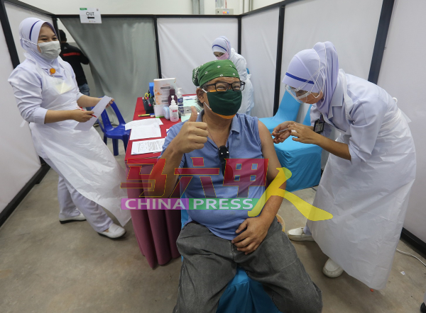 《MHI》记者刘水财在接种时，竖起拇指叫好。