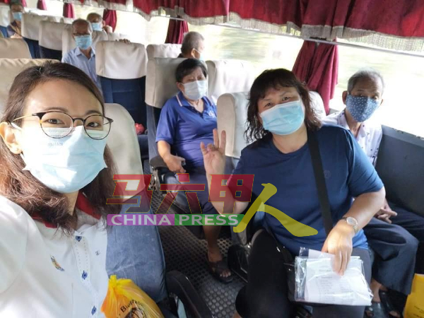 林秀凌（左）陪同年长者乘坐巴士到疫苗接种中心。