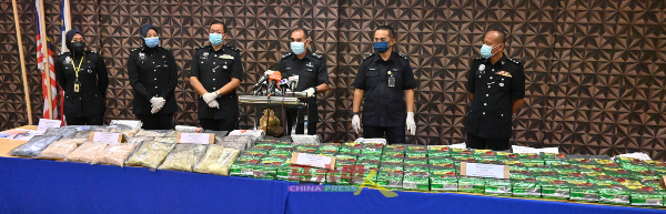 警方召开记者会宣布充公市价超过700万令吉的毒品。