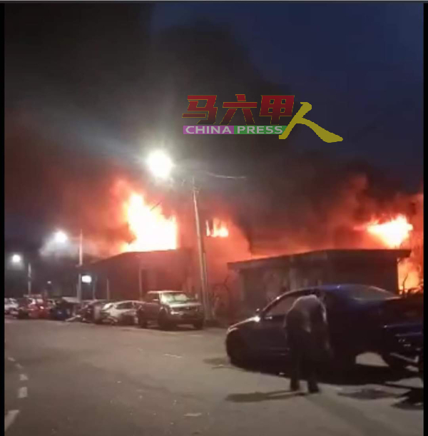 ■网民上载骇人大火吞噬修车厂情况。