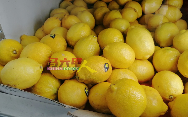 ■维他命C丰富的柠檬与橙热卖，不少顾客吃水果来增强抵抗力，防病毒。