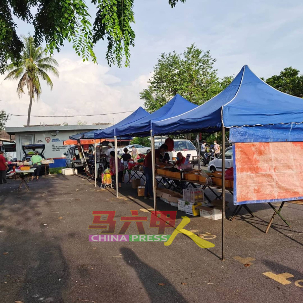新马六甲花园早市小贩被指没遵守防疫规定下摆摊。（图：谢守钦提供）