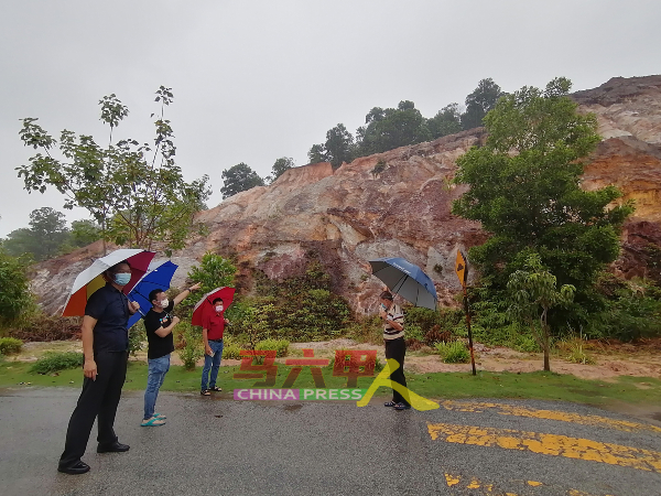 高启尧（左起）、蔡求伟、林千宏及戴佛淞，冒着雨到柏淡岭第PB9A路至第PB 10路了解山崩情况。