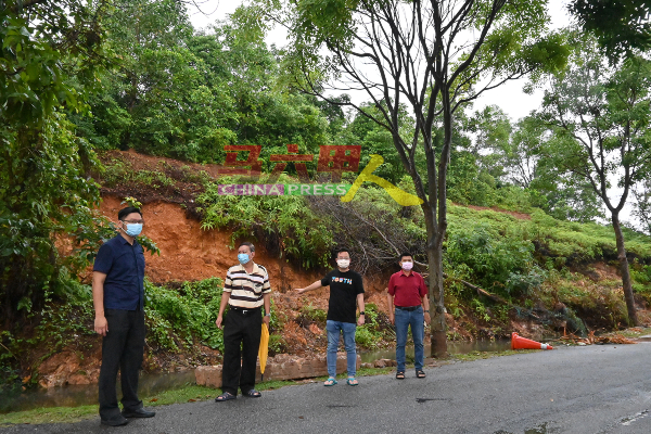 高启尧（左起）、戴佛淞、蔡求伟及林千宏到柏淡岭PB 2A路巡视山崩。