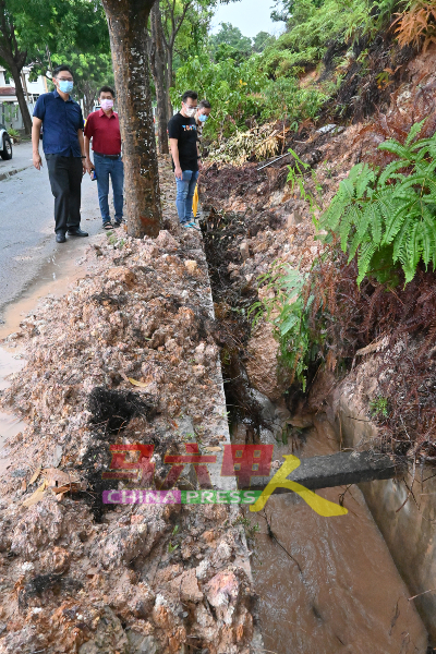 泥土从山上倾泻至山脚下，破坏部分沟渠结构，也造成排水系统受阻。