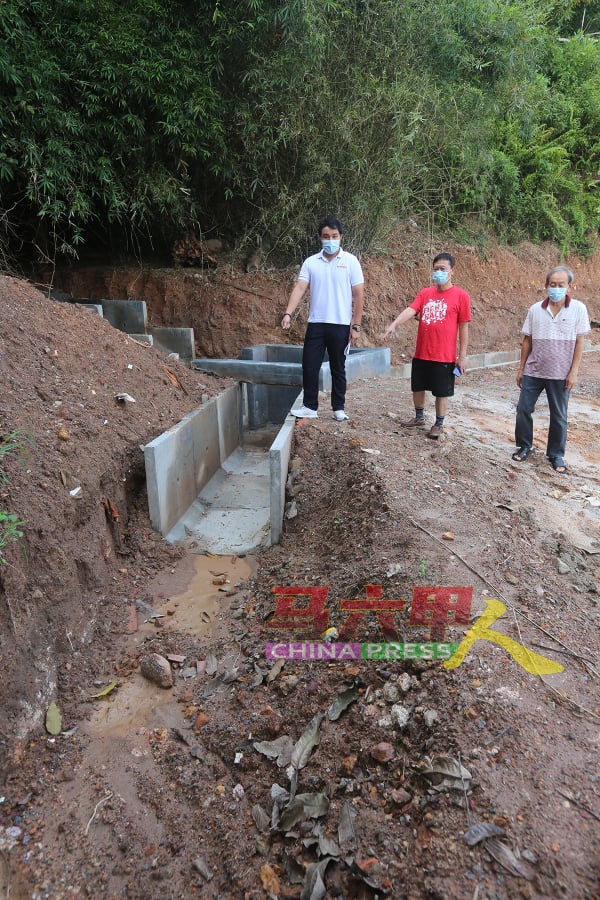 郭子毅（左起）、徐世德及林亚弟接获当地民众投诉，指承包商已完工的排水系统设计有严重的缺陷。