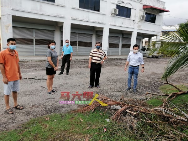 ■宋玞伸（前排左起）及陈玉鸾，向戴佛淞及蔡求伟反映垃圾问题，后为商家施清水。